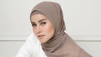 Permasalahan antara Olla dan Nindy berawal dari beredarnya rekaman suara Nindy yang disebut menjelekkan Olla di belakang. Rekaman suara tersebut sampai ke telinga Olla hingga membuatnya sempat kecewa.