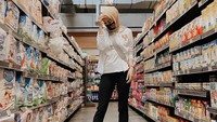 Di foto ini Olla mengaku kalau supermarket jadi tempat favoritnya saat pandemi Covid-19. Ia rutin belanja bahan makanan dengan tetap memakai outfit keren.