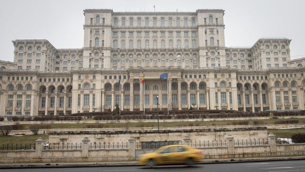 Ingin melihat nuansa Eropa klasik? Cocok nih datang ke Palace of Parliament di Bucharest, Rumania. Gedung ini merupakan pusat administrasi terbesar kedua di dunia setelah Pentagon. Memiliki luas 330 ribu meter persegi, Palace of Parliament mulai dibangun pada 1984 dan hingga kini belum selesai. Di sana terdapat 3.000 kamar yang menunjukkan betapa megahnya bangunan itu. Matt Cardy/Getty Images Ingin melihat nuansa Eropa klasik? Cocok nih datang ke Palace of Parliament di Bucharest, Rumania. Gedung ini merupakan pusat administrasi terbesar kedua di dunia setelah Pentagon. Memiliki luas 330 ribu meter persegi, Palace of Parliament mulai dibangun pada 1984 dan hingga kini belum selesai. Di sana terdapat 3.000 kamar yang menunjukkan betapa megahnya bangunan itu. Matt Cardy/Getty Images
