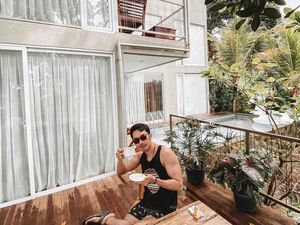 Gaya Keren Panji Komara, Manajer Nathalie Hoslcher saat Floating Breakfast