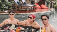 Gaya kulinerannya juga terlihat mewah, apalagi saat floating breakfast di kolam renang ini bersama teman-temannya. Foto: Instagram @panjikomara