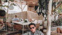 Panji Komara juga sering nokrong di kafe-kafe instagramable sambil cicip kulineran. Posenya ini sukses bikin netizen salah fokus. Foto: Instagram @panjikomara