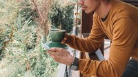 Gayanya keren di setiap posenya. Termasuk pose saat ngopi di sebuah villa di kawasan Dago, Bandung, Jawa Barat. Foto: Instagram @panjikomara