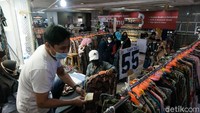 Jam operasional pusat perdagangan dibatasi sampai pukul 20.00 WIB dengan pembatasan pengunjung 25 persen.
