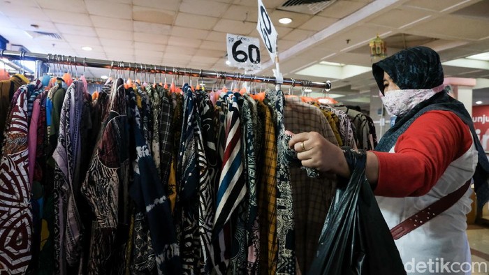 Pasar Tanah Abang saat Pengetatan PPKM PPKM di DKI Jakarta tengah diperketat menyikapi ledakan kasus COVID-19. Pasar Tanah Abang pun terlihat relatif lengang.