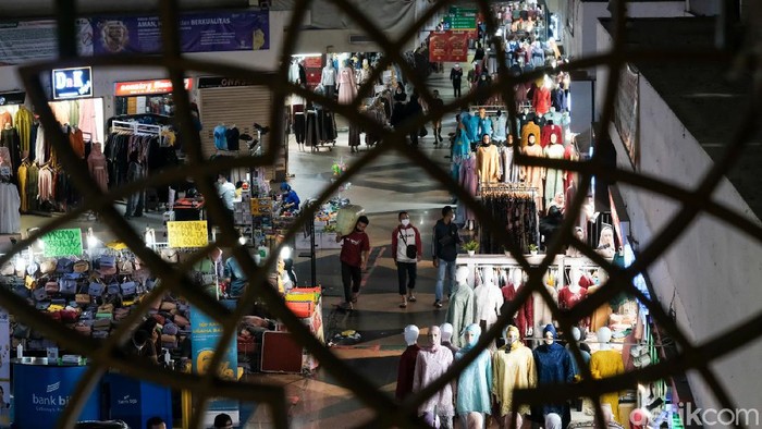 Pasar Tanah Abang saat Pengetatan PPKM PPKM di DKI Jakarta tengah diperketat menyikapi ledakan kasus COVID-19. Pasar Tanah Abang pun terlihat relatif lengang.