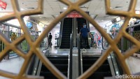 Ketua Umum Asosiasi Pengelola Pusat Belanja Indonesia (APPBI) Alphonzus Widjaja memperkirakan dengan adanya PPKM diperketat tingkat kunjungan akan turun drastis dan hanya tersisa ke level 10% saja.