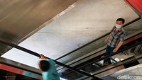 Biasanya, Pasar Tanah Abang relatif ramai saat akhir pekan. Namun hari ini pengunjung relatif sepi.