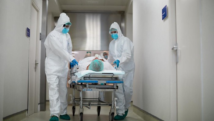 pasien covid-19 Transferring a patient from the emergency area into the ICU