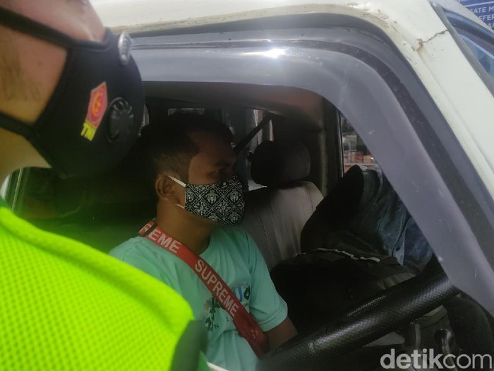 Pengendara tak bawa surat bebas Corona diputar arah
