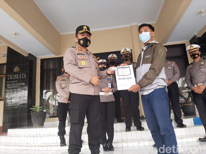 Peserta vaksinasi massal di Polres Tasikmalaya mendapatkan SIM gratis