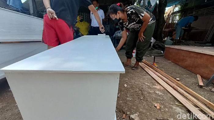 peti mati karawang Perajin Mulai Kewalahan Layani Pesanan Peti Mati
Lonjakan kasus COVID-19 di Karawang membuat pesanan peti pemulasaran meningkat. Akibatnya, perajin kewalahan untuk layani pesanan, hingga ibu-ibu diperbantukan dalam pengerjaannya.