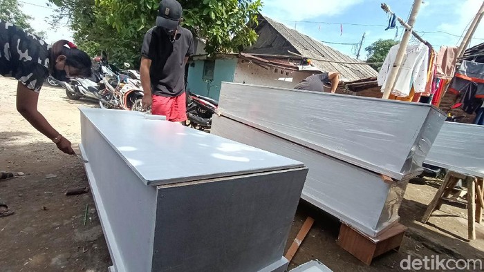 peti mati karawang Perajin Mulai Kewalahan Layani Pesanan Peti Mati
Lonjakan kasus COVID-19 di Karawang membuat pesanan peti pemulasaran meningkat. Akibatnya, perajin kewalahan untuk layani pesanan, hingga ibu-ibu diperbantukan dalam pengerjaannya.