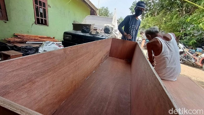 Perajin Mulai Kewalahan Layani Pesanan Peti Mati



Lonjakan kasus COVID-19 di Karawang membuat pesanan peti pemulasaran meningkat. Akibatnya, perajin kewalahan untuk layani pesanan, hingga ibu-ibu diperbantukan dalam pengerjaannya.
