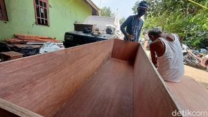 Perajin Mulai Kewalahan Layani Pesanan Peti Mati