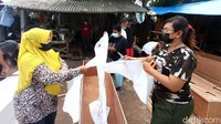 Banyaknya pesanan membuat ibu-ibu diperbantukan dalam pembuatan peti mati.