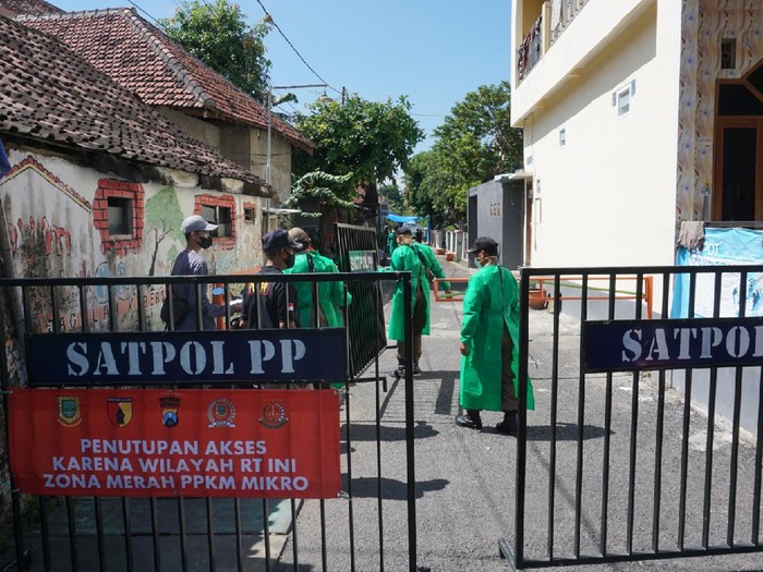 Petugas gabungan polisi, TNI dan Satpol PP menutup Gang Pekayon Baru