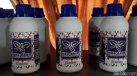 Untuk botol kecil ukuran 250 ml harganya Rp10.000. Sedangkan kemasan 500 ml dijual dengan harga Rp 20.000.