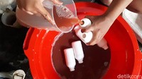 RM Budiono Kusumo menjadikan bahan utama lerak sebagai deterjen alami untuk mencuci batik, baik baik cap maupun batik tulis.