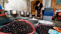 Untuk proses pembuatan sari lerak dilakukan melalui beberapa tahapan. Pertama memisahkan buah lerak dari bijinya. Setelah itu, buah atau daging lerak direbus menggunakan air untuk mengeluarkan getahnya.