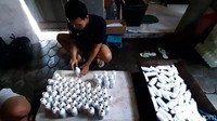 Tetapi di tengah pandemi COVID-19 ini produksi lerak jadi terhambat. Jika sebelumnya dalam sebulan bisa meraup omzet Rp 150 juta, sekarang hanya berkisar Rp 15 juta sampai Rp 25 juta saja.