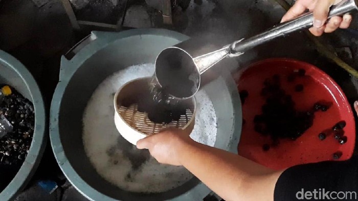 Produsen Lerak Bertahan di Tengah Hantaman Corona enengok Produsen Lerak Bertahan di Tengah Hantaman Corona
Pandemi COVID-19 membuat penjualan lerak menurun. Meski begitu, produsen lerak di Solo ini mencoba bertahan dengan tetap melakukan produksi.