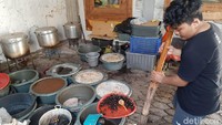 RM Budiono Kusumo bersama beberapa pegawainya menyelesaikan pembuatan lerak di Jalan Tamtaman 1, Baluwarti, Pasar Kliwon, Solo, Jawa Tengah, Sabtu (26/6/2021).