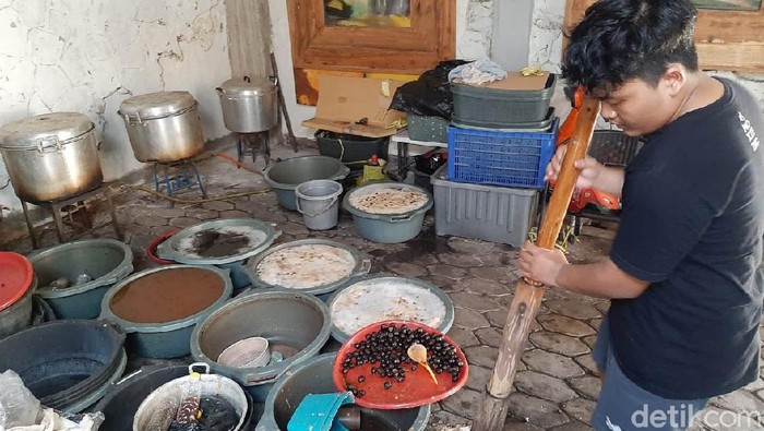 enengok Produsen Lerak Bertahan di Tengah Hantaman Corona



Pandemi COVID-19 membuat penjualan lerak menurun. Meski begitu, produsen lerak di Solo ini mencoba bertahan dengan tetap melakukan produksi.
