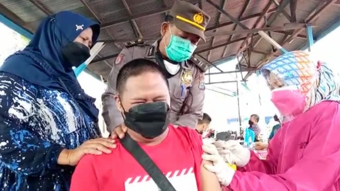 Proses vaksinasi di Inhu, Riau (Raja-detikcom)