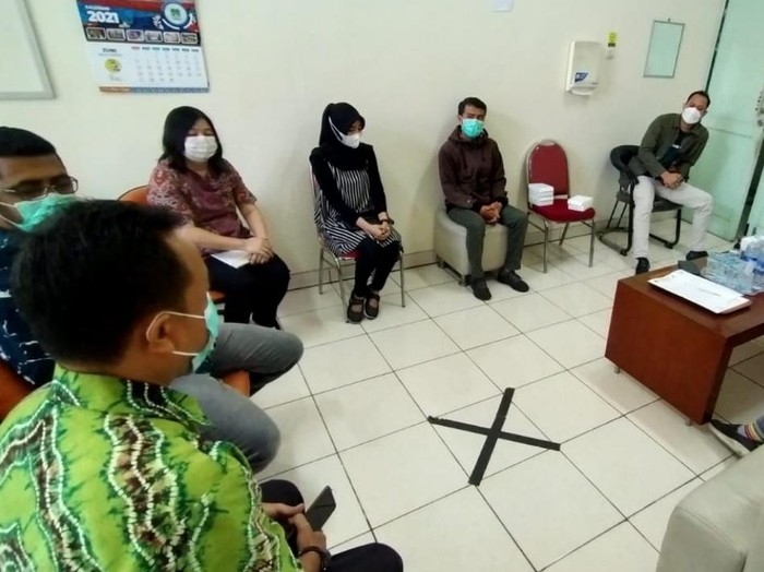 RSUD Bangil Kabupaten Pasuruan salah mengeluarkan hasil swab PCR. Seorang pasien dinyatakan positif COVID-19 berdasarkan spesimen gaib.