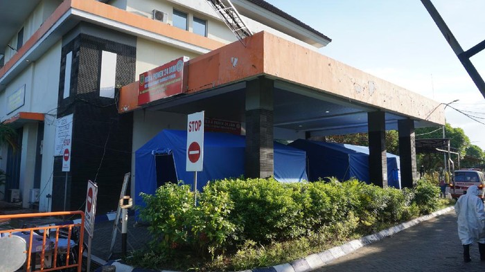RSUD dr Wahidin Kota Mojokerto Layani Pasien di Tenda Imbas COVID-19 Menggila