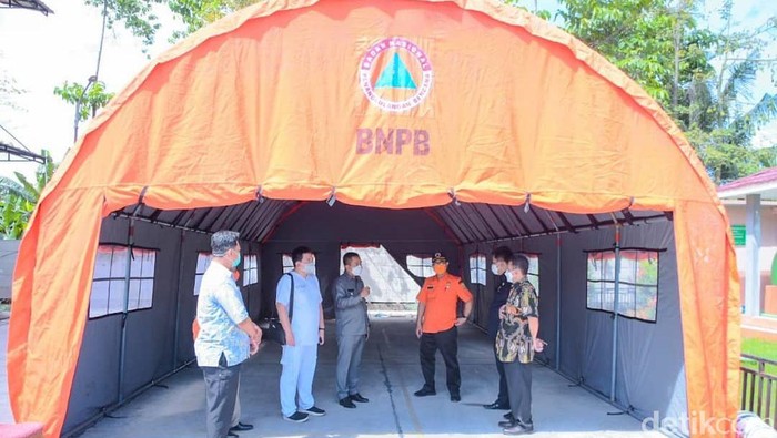 Satgas Karawang mendirikan tenda darurat mengantisipasi penuhnya BOR di RSUD