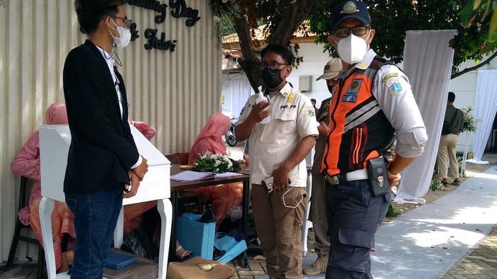 Satpol PP DKI bubarkan resepsi pernikahan di Jaksel (dok. Satpol PP DKI)