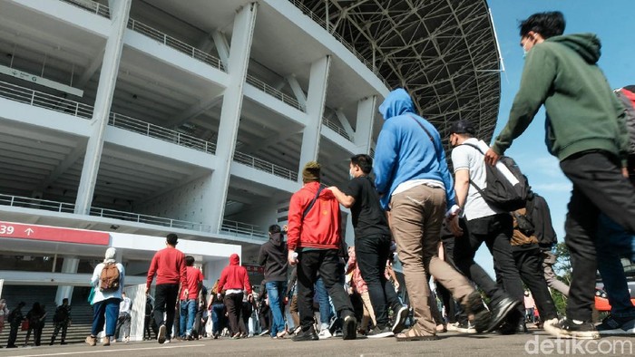 Vaksinasi massal COVID-19 digelar bagi warga ber-KTP DKI Jakarta hari ini. Salah satu lokasi yang dipilih adalah Stadion Utama Gelora Bung Karno (GBK).