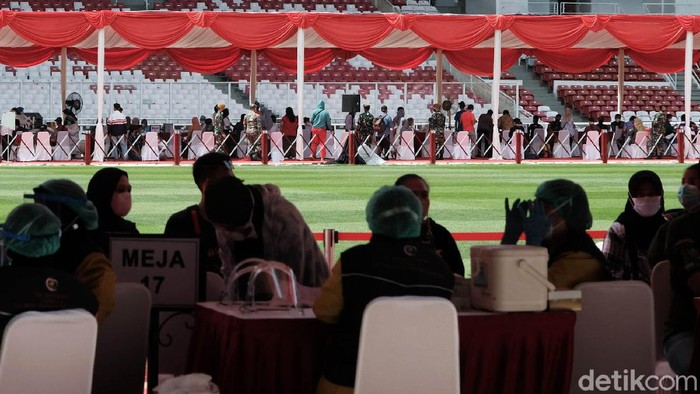 Vaksinasi massal COVID-19 digelar bagi warga ber-KTP DKI Jakarta hari ini. Salah satu lokasi yang dipilih adalah Stadion Utama Gelora Bung Karno (GBK).