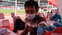 Vaksinasi massal COVID-19 digelar bagi warga ber-KTP DKI Jakarta hari ini. Salah satu lokasi yang dipilih adalah Stadion Utama Gelora Bung Karno (GBK).