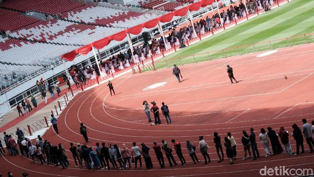 Vaksinasi massal COVID-19 digelar bagi warga ber-KTP DKI Jakarta hari ini. Salah satu lokasi yang dipilih adalah Stadion Utama Gelora Bung Karno (GBK).