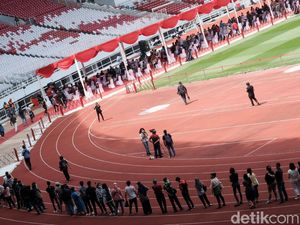 Antrean Panjang Vaksinasi Massal Usia 12 Tahun ke Atas di GBK
