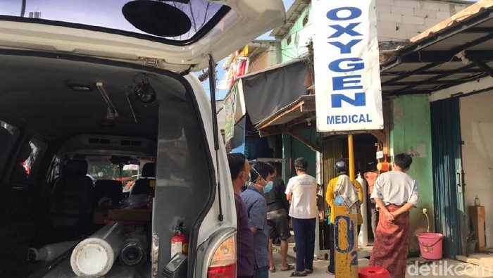 Tabung Gas Oksigen di Pasar Manggis Diserbu Pembeli