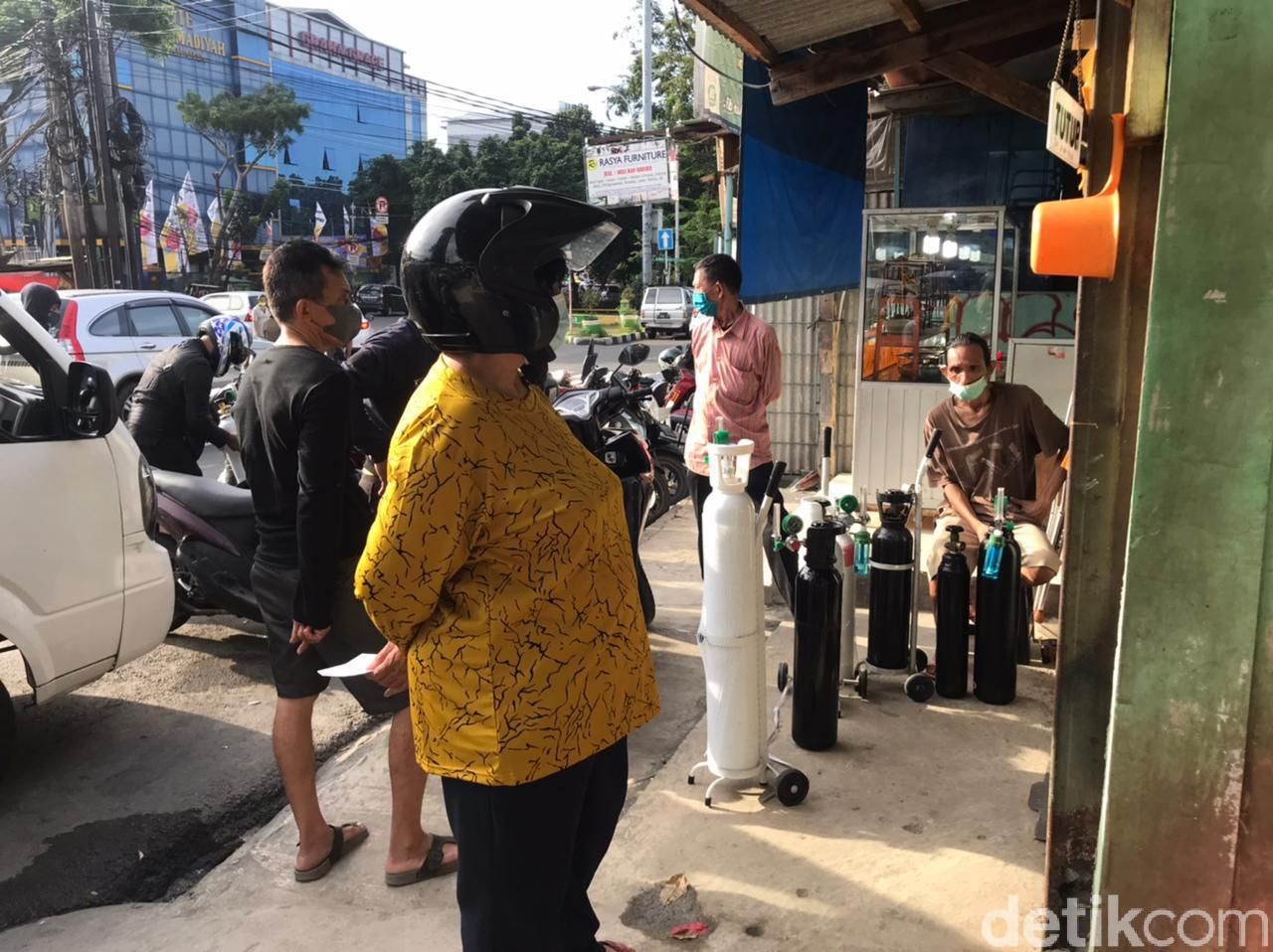 Tabung Gas Oksigen di Pasar Manggis Diserbu Pembeli