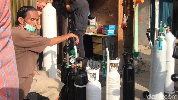 Tabung Gas Oksigen di Pasar Manggis Diserbu Pembeli