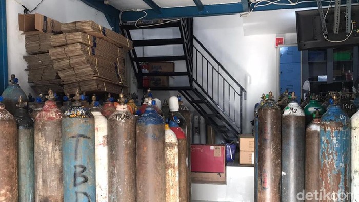 Tabung Gas Oksigen di Pasar Manggis Diserbu Pembeli