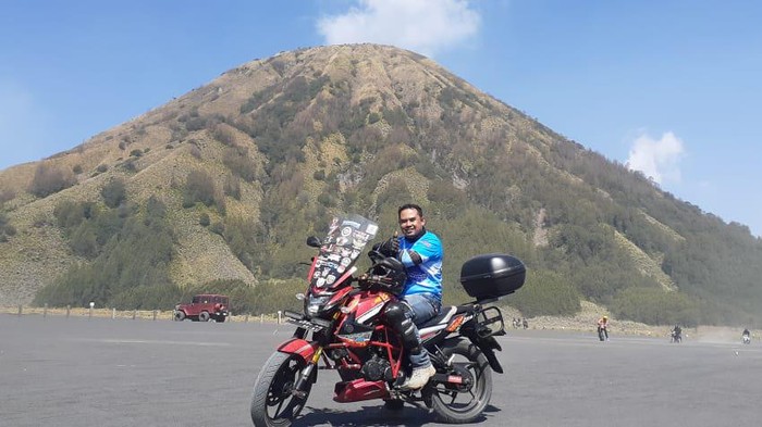 Naik motor atau touring jarak jauh yang dilaksanakan di era pandemi tentu membutuhkan persiapan yang tidak sederhana. Bagaimana tips jika ingin touring ke Gunung Bromo?
