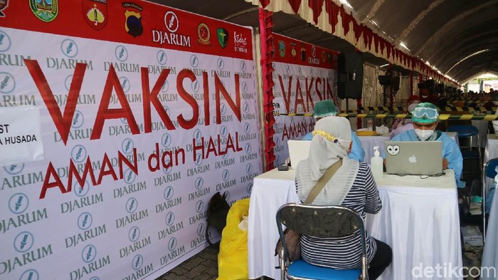 WZona Merah Corona, Ribuan Warga Kudus Ikut Vaksinasi


Kabupaten Kudus masuk dalam kategori zona merah COVID-19. Ribuan warga pun berbondong-bondong untuk melakukan vaksinasi COVID-19.