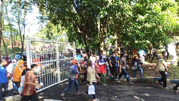 Vaksinasi COVID-19 di Banyuwangi, Peserta Vaksin Jebol Gerbang GOR Tawangalun