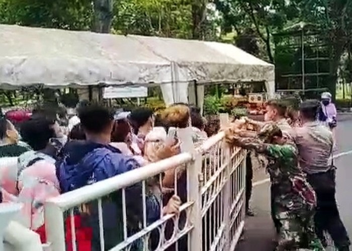 Vaksinasi COVID-19 di Banyuwangi, Peserta Vaksin Jebol Gerbang GOR Tawangalun