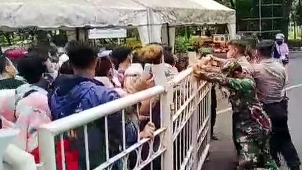 Vaksinasi COVID-19 di Banyuwangi, Peserta Vaksin Jebol Gerbang GOR Tawangalun