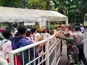 Peserta Vaksinasi COVID-19 di Banyuwangi Nekat Jebol Gerbang GOR Tawangalun