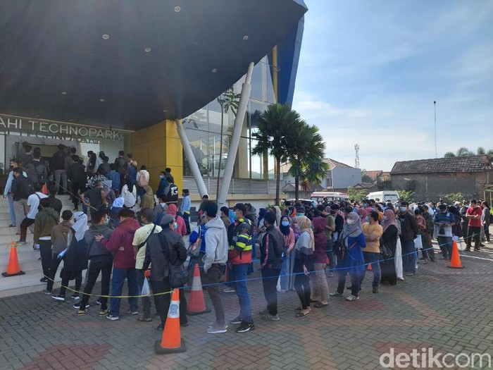 Vaksinasi massal di Cimahi menimbulkan kerumunan