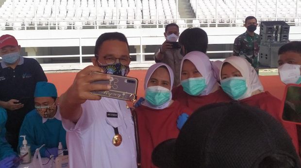 Vaksinasi massal di GBK